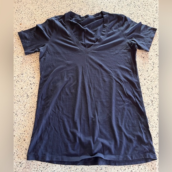lululemon | Love Tee V-neck Short Sleeve in Midnight Navy - Size 6 - Picture 2 of 4